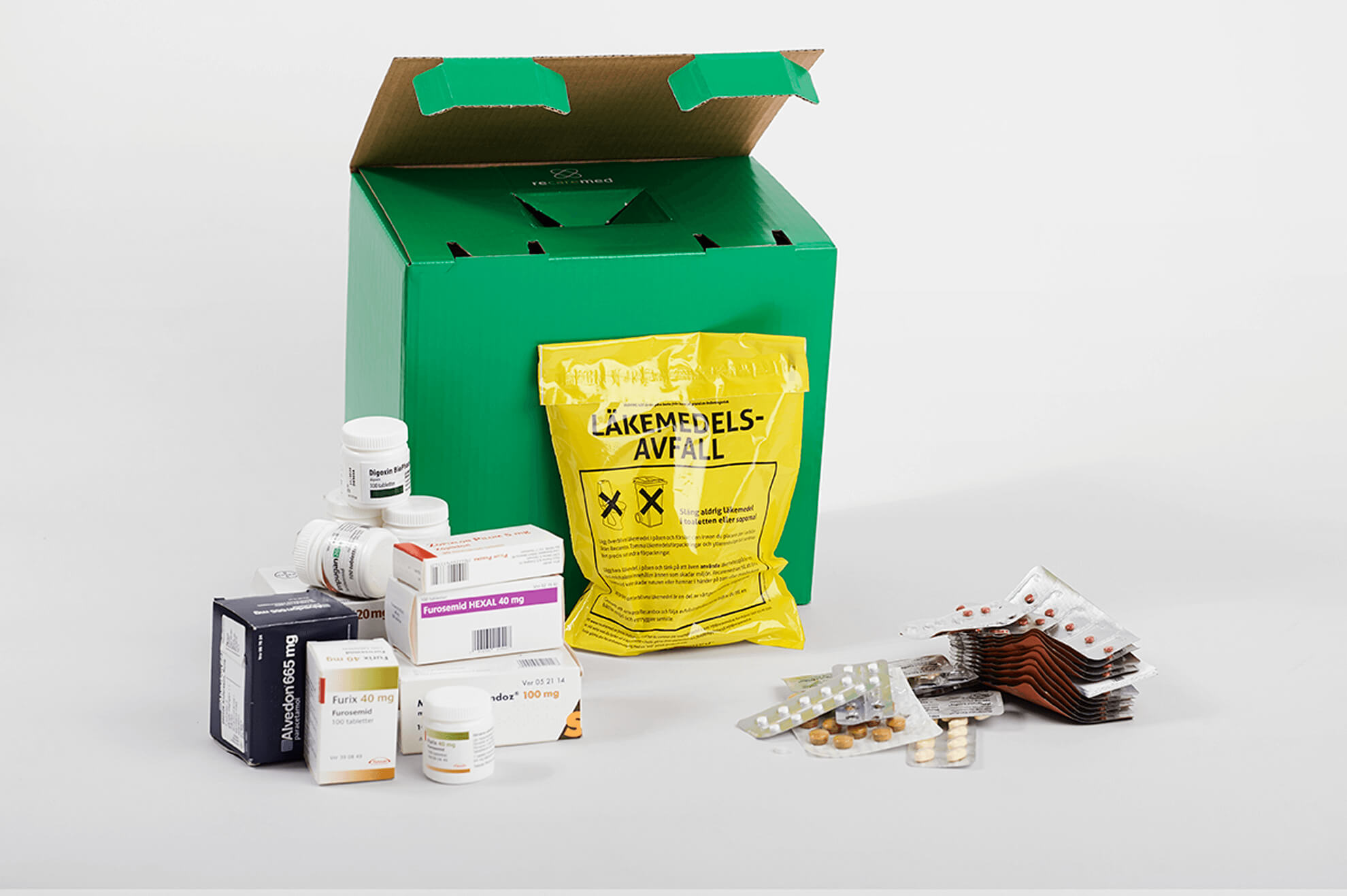 En recarebox från Recaremed med läkemedelsavfall framför som visar hur mycket som är förpackningar